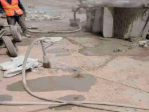 大理水泥混凝土路面板底注浆技术 路面脱空注浆整治方案